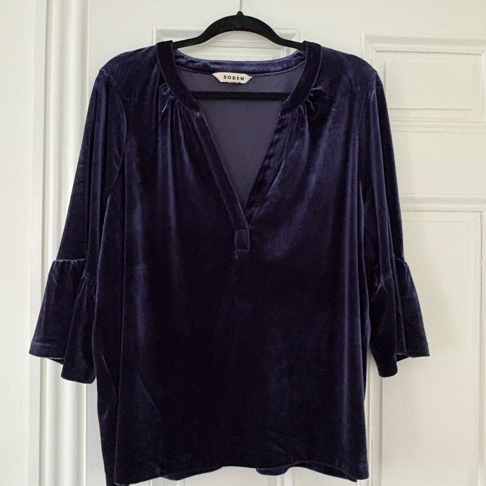 Women's Blue Notch Neck Frill Velvet Top in Navy NWOT Size 20-22 - Picture 2 of 3